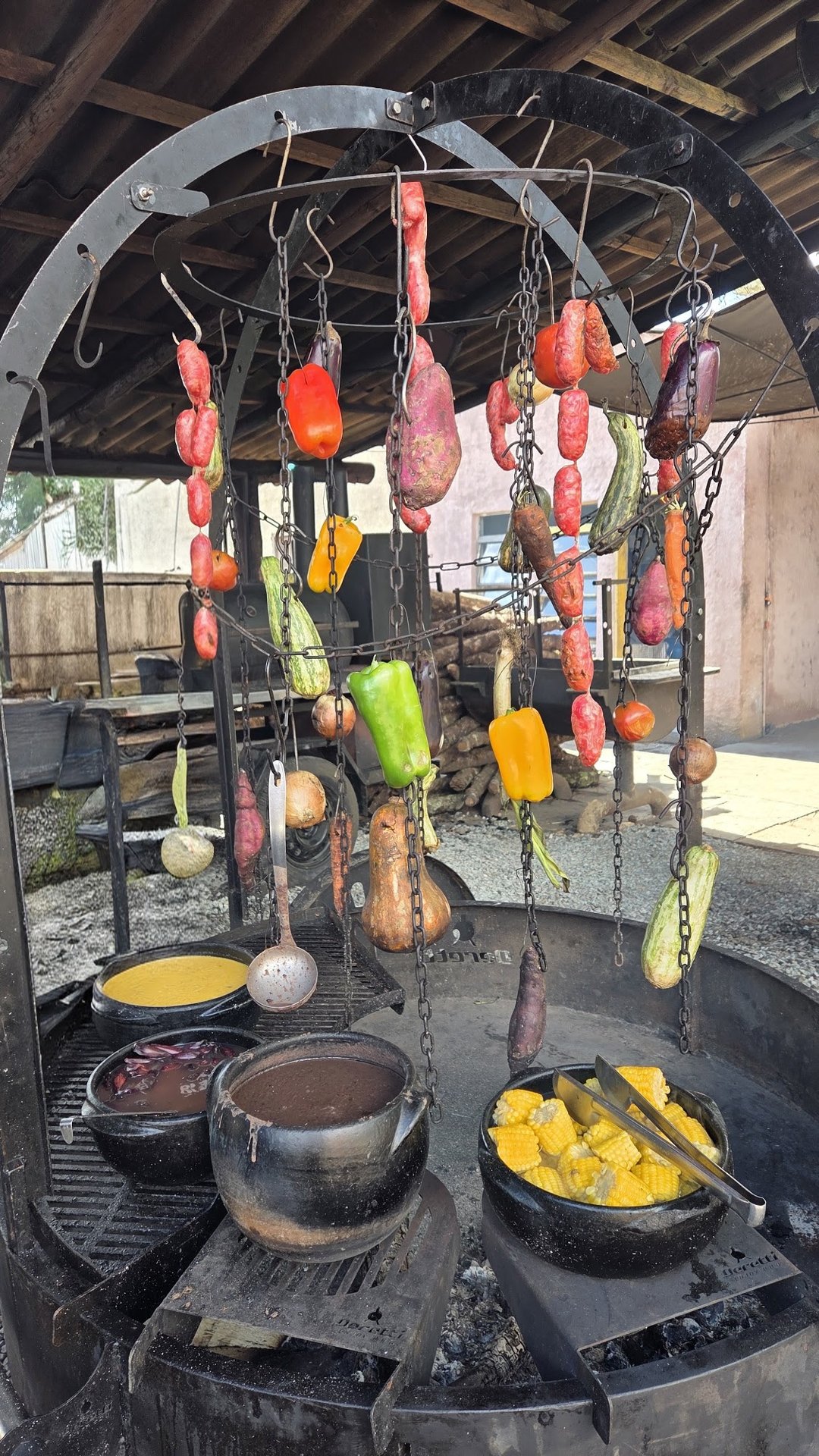 Panelas e legumes no fogo de chão