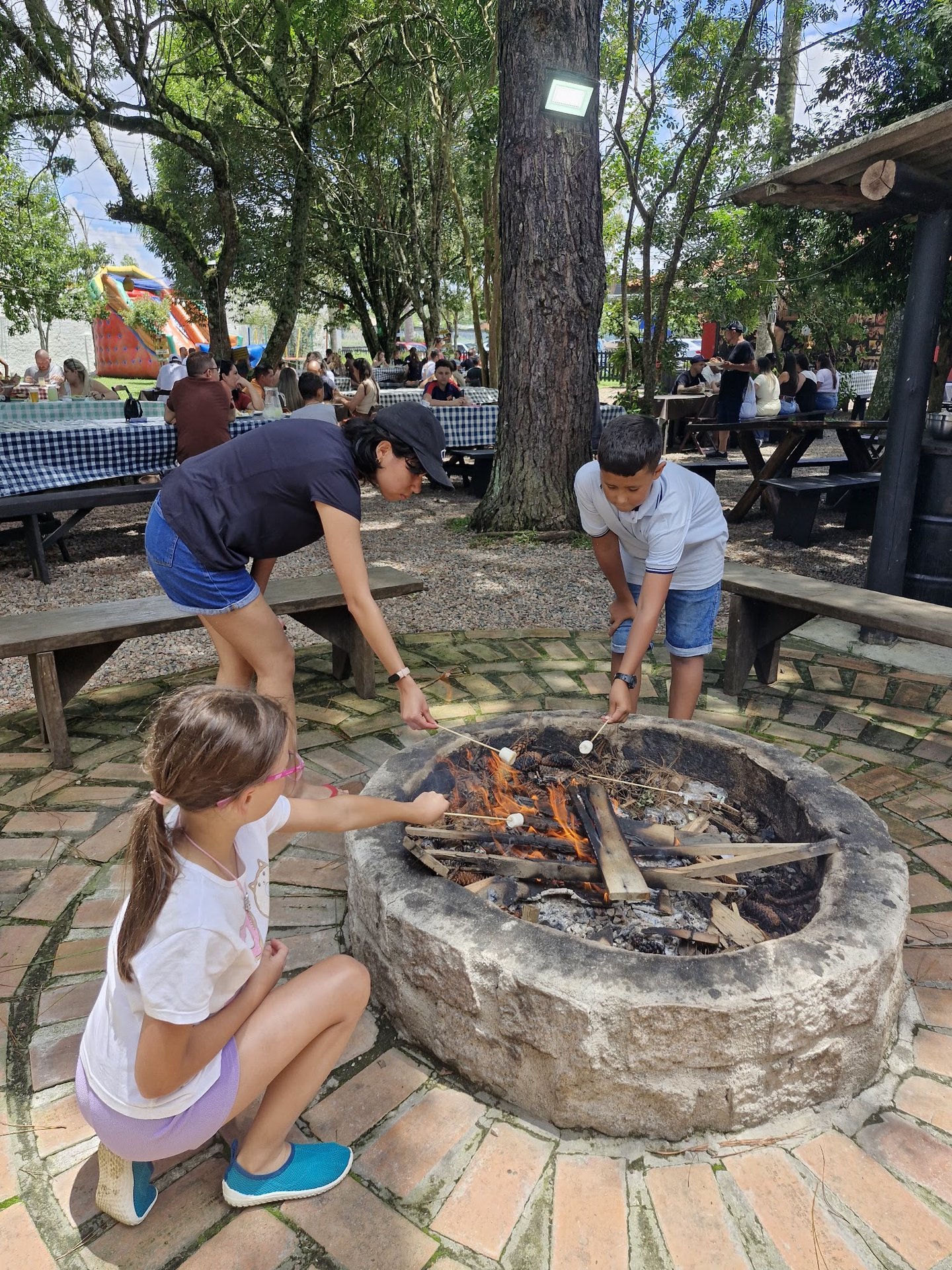 Fogueira com a criançada assando marshmallow