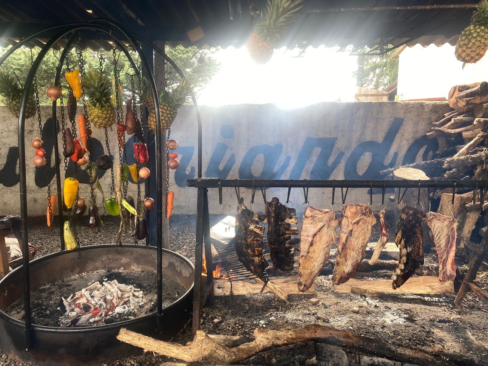 Varal de carnes e legumes na brasa