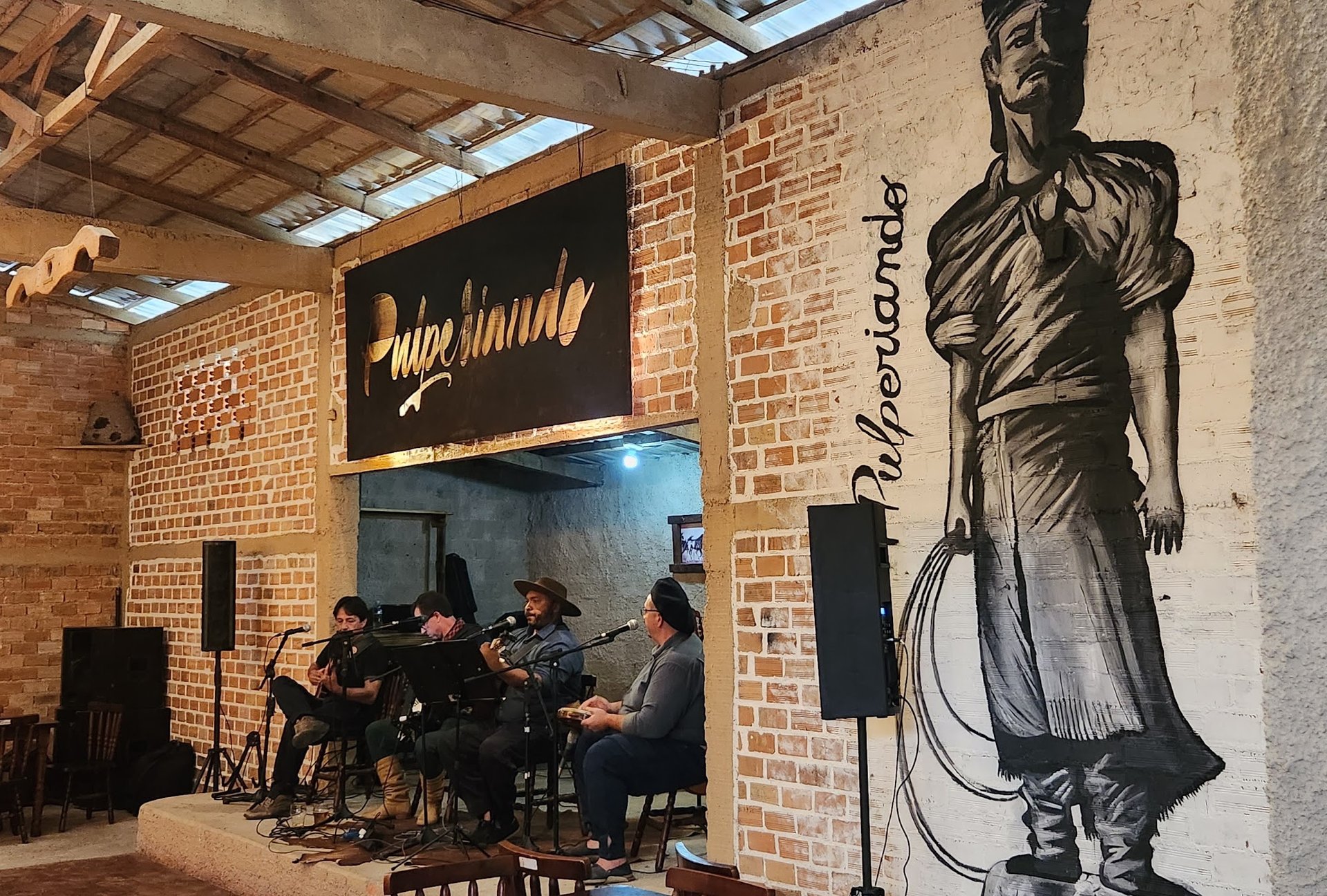 Música ao vivo no salão do Pulperiando