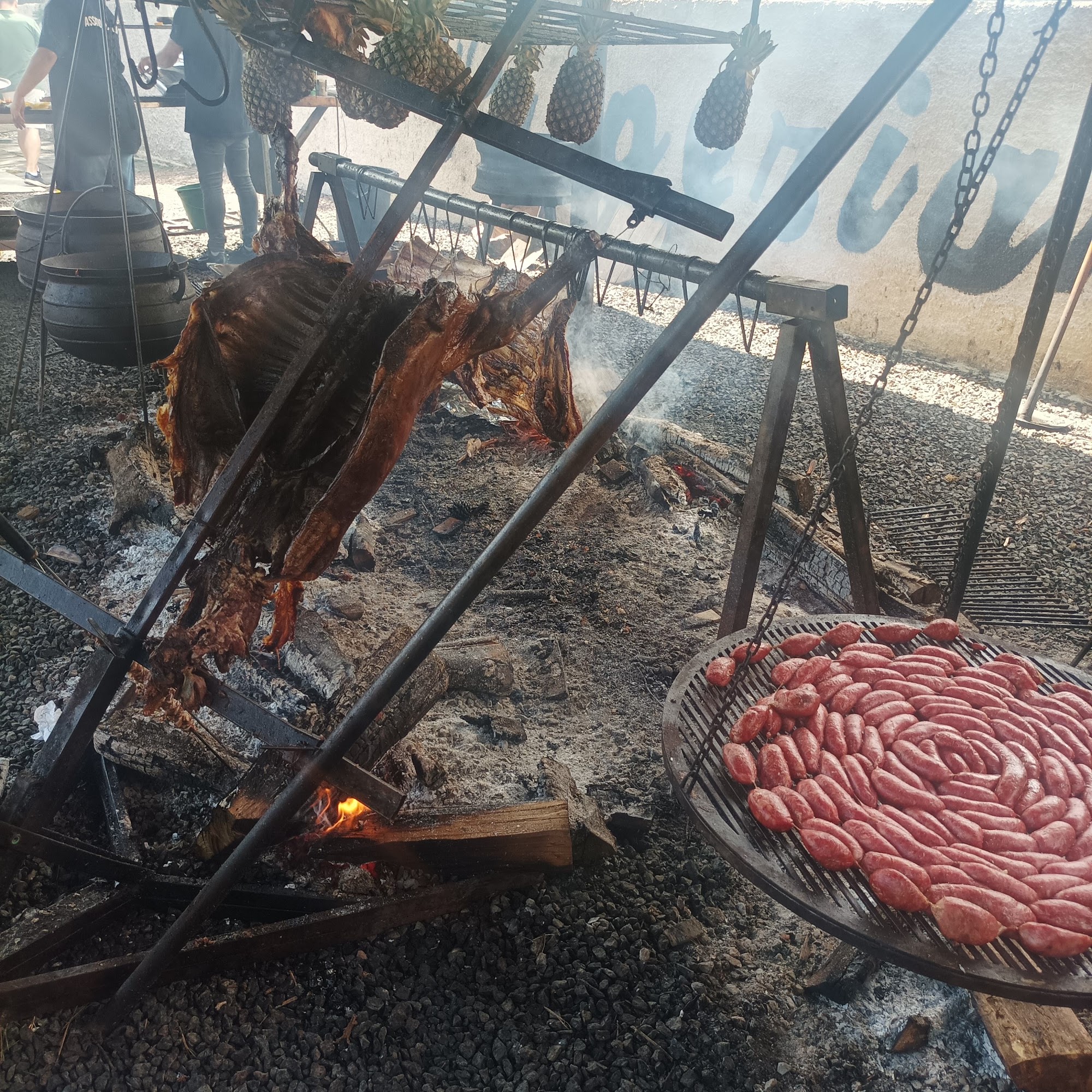 Carnes assando no fogo de chão