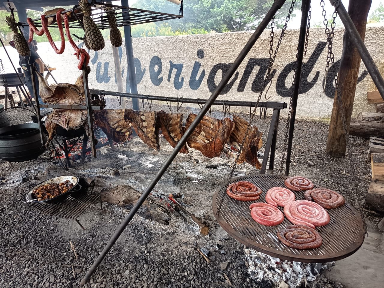 Carnes assando no fogo de chão do Pulperiando