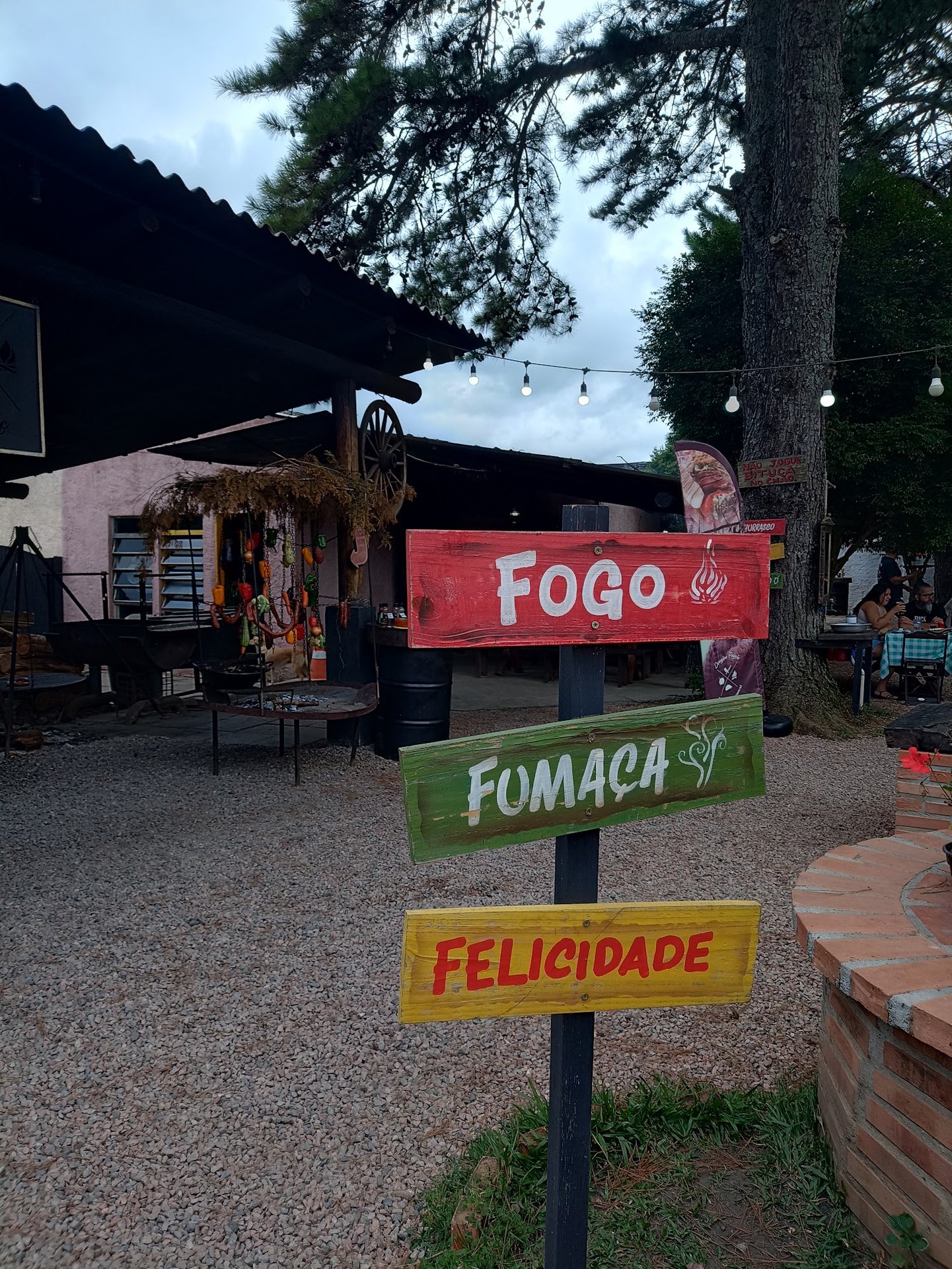 Placas Fogo, Fumaça e Felicidade na entrada do Pulperiando